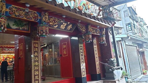 中和秀福宮的正門照。圖／陳貞諺攝