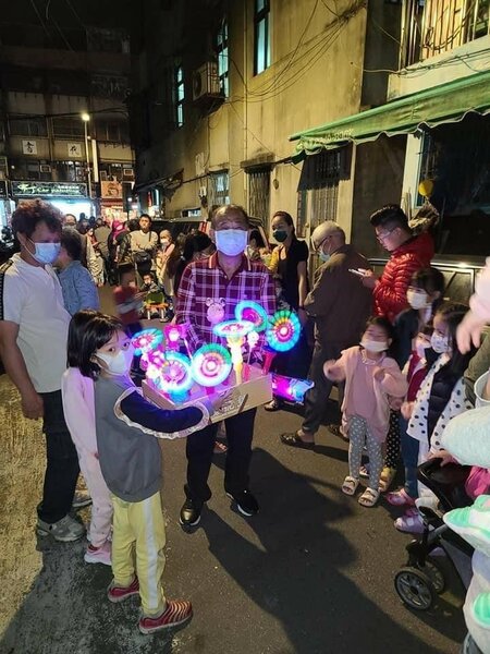 李淙河里長發放燈籠給予小朋友一同慶祝元宵節。圖／李淙河里長提供