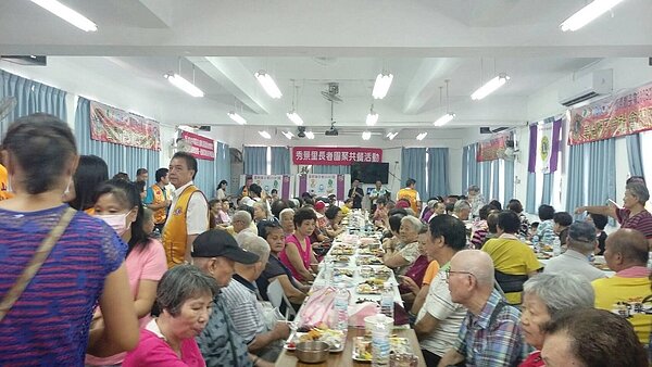 邀請秀景里長者團聚共餐。圖／李淙河里長提供
