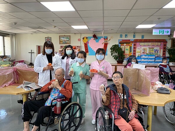南投醫院營養師教導老人家自製墨西哥捲餅,飲食均衡又兼顧口感。圖/南投醫院提供