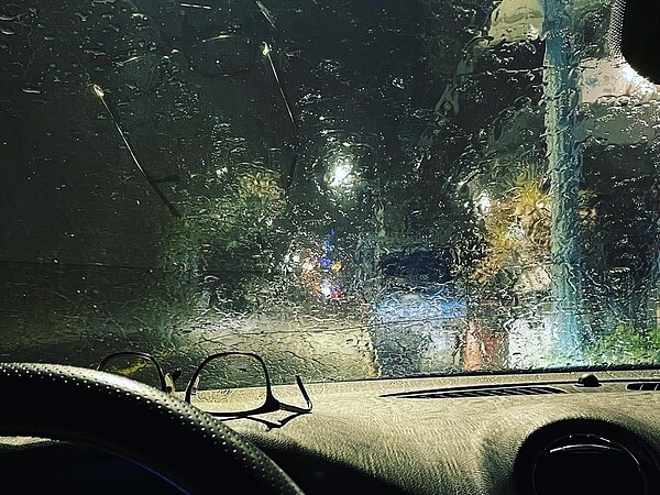 南投縣魚池鄉、日月潭等地降雨,居民開心從車內拍照記錄。圖/魚池鄉公所提供