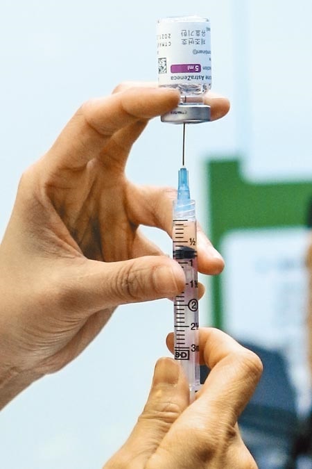 AZ疫苗自開打以來，接種率僅1成多，高雄傳出有醫院舉辦新冠疫苗施打競賽，甚至祭出獎金為誘因，盼提高接種數字。圖為醫護人員施打AZ疫苗。（中時資料照片）