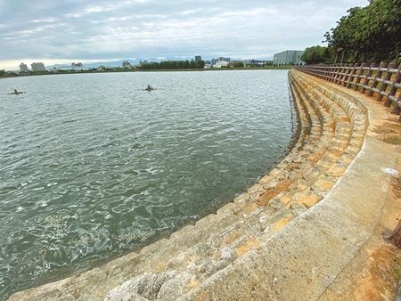 桃園區國際路上的1-4號埤塘,滿水可達22萬噸,早在缺水前就先斥資900萬埋管、建置抽水馬達與浮台,但抽了3個多月就已近乾涸,周圍可見一層層階梯。(蔡依珍攝)
