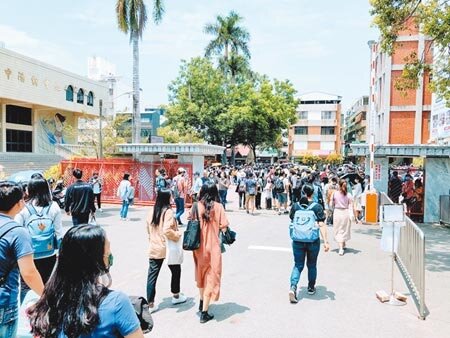 台南女中今年教師甄試18日舉行,12個教師缺額吸引1984人報考,創下空前紀錄。(曹婷婷攝)