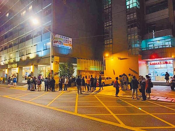 花蓮縣壽豐鄉18日深夜發生2次極淺層地震,許多遊客嚇到跑到飯店外面。(民眾提供/羅亦晽花蓮傳真)