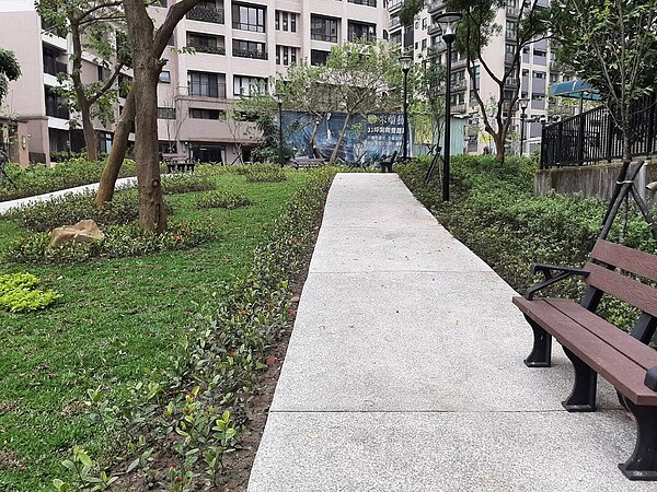 新北市淡水區坪項路51巷的國有土地綠美化後。圖/新北城鄉局提供