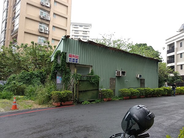 新北市淡水區坪項路51巷的國有土地綠美化前。圖/新北城鄉局提供