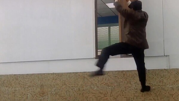 電影《整人專家》中,也出現過門打開後落差很大的劇情。圖/取自YouTube