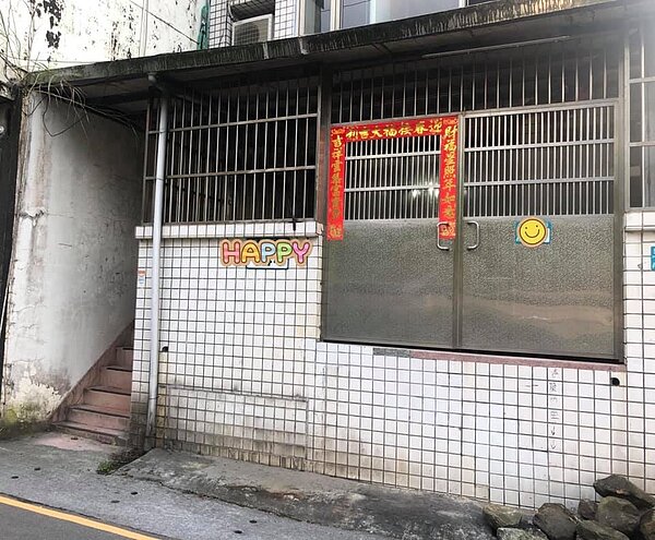 網友在社團中分享奇特的大門設計。圖/取自臉書社團「路上觀察學院」