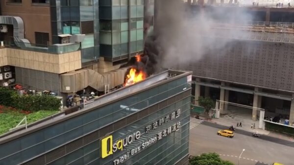 19日下午三點多，北車京站購物中心低樓層竄出大量火光及濃煙。圖／截自民眾臉書