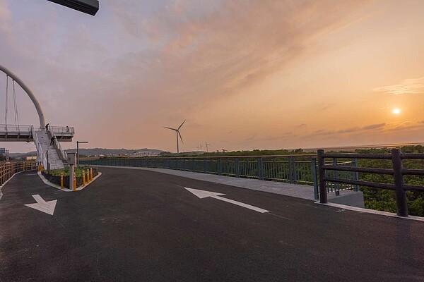 新竹17公里海岸自行車道整修完工,五大夢幻景點公開。圖/新竹市城銷處提供