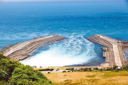 日本擬排放福島核事故廢水入海,我駐日代表謝長廷卻說,台灣核電廠廢水也是排入海,台電昨表示,台電排放的反應爐冷卻用水與日本接觸到爐心的爐水完全不同,圖為核二廠外出水口。(中時資料照片)