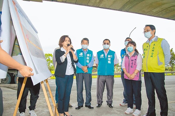 宜蘭縣政府完成國道5號增設冬山交流道可行性評估,19日縣長(左一)林姿妙等人赴冬山交流道評估設置地點視察。(宜蘭縣政府提供/李忠一宜蘭傳真)