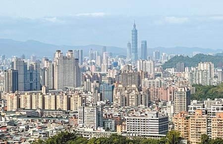 圖為自新北市山區望向台北市的房屋概況。(陳信翰攝)