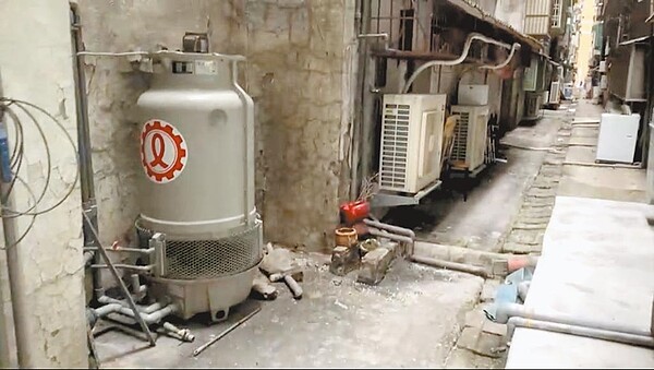 戴錫欽調查發現,目前市面上「水冷式室外機」高度皆在140公分以上,早無高度120公分以下。(北市議員戴錫欽提供/游念育台北傳真)