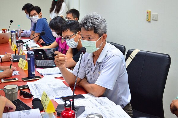 美濃愛鄉協進會理事長李永龍表示，底灰的量持續增加，增加開闢事業廢棄物掩埋場的壓力。圖／地球公民基金會提供