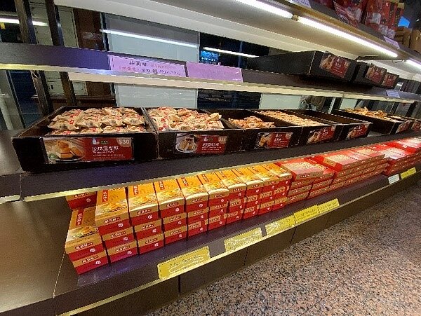 架上陳列的各式鳳梨酥，供客人挑選。（攝自陳育悅）