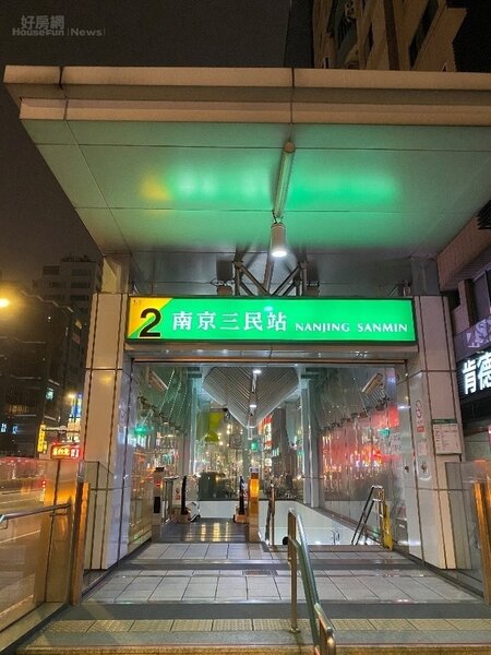 南京三民捷運站2號出口。（攝自陳育悅）
