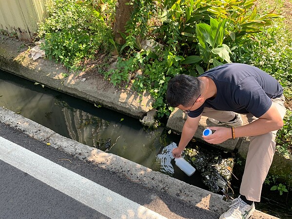 環保局人員設置水盒子前現場水質檢測作業。圖／台中市環保局提供