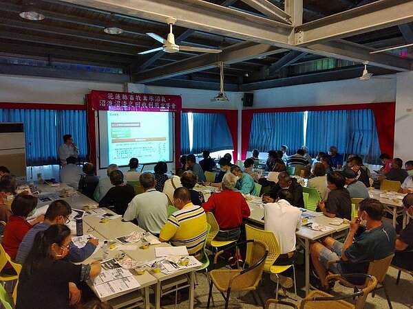 花蓮縣政府推動沼氣發電,召開地方說明會,希望畜牧業者能踴躍參與。圖/花蓮縣政府提供