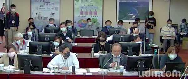 議員邱威傑質疑,根據台水數據,新北及台南的漏水率都比北市低?北水處長陳錦祥說,關於這一點,北水處也「百思不得其解」。圖/擷取自議會直播官網