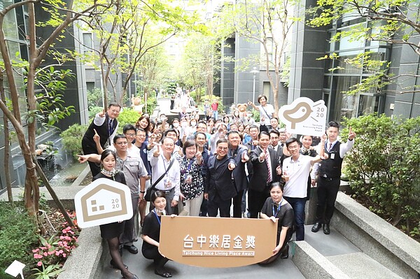 2020金獎獎盃移交。圖/台中市住宅處提供