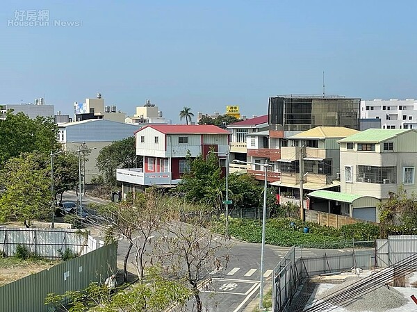 買地自建超夢幻?3大階段、土地挑選、費用、裝潢眉角一次看 一名網友在中南部買了透天,結果竟被其他人嘲諷「怎麼不買在中北部?」令他相當無奈。示意圖/好房網News記者呂詠柔攝