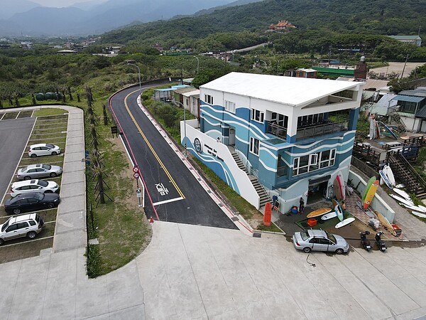 金山中角灣衝浪中心旁道路拓寬後路幅達8公尺,不但可以雙向通車,同時也一併施作排水設施、加裝路燈,提高行車安全。圖/新北市政府提供