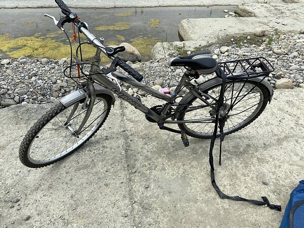 警方說,在一江橋下的頭汴坑溪旁發現的男性浮屍,是居無定所的街友,平日即經常下到頭汴坑溪旁盥洗或泡水、沖涼。圖/民眾提供