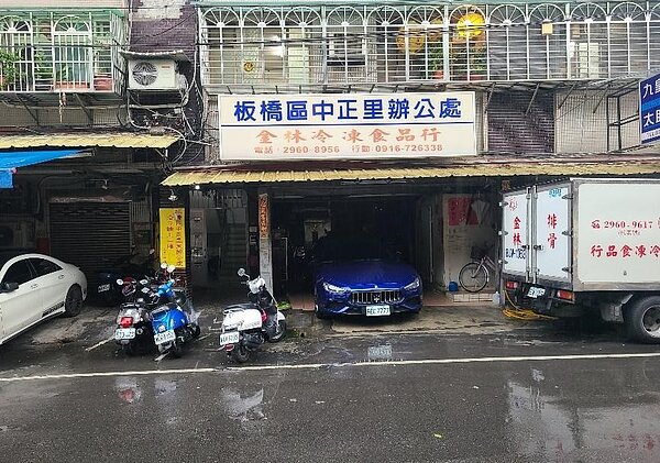 中正里辦公室鄰座於食品行旁邊。圖／林卓安攝