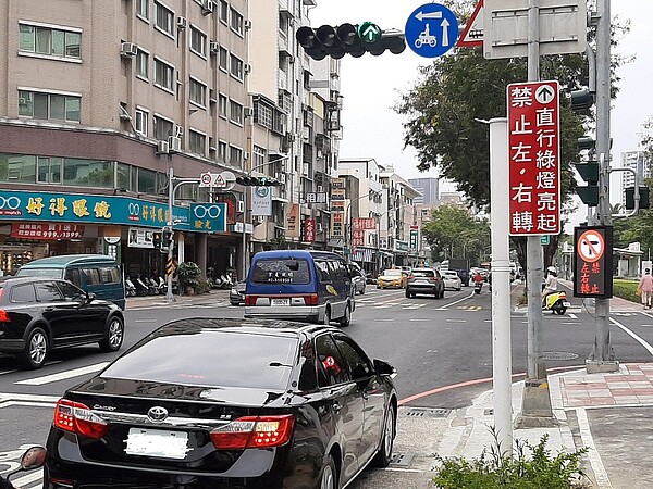 高雄輕軌屢遭撞，交通局設電子看板提醒禁止左右轉。圖／高雄市交通局提供