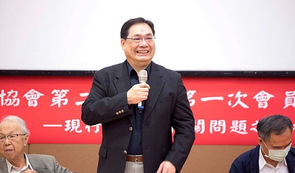 中國土地改革協會舉辦「2021土地改革專業論壇」,由楊松齡理事長主持。圖/永慶房產集團提供