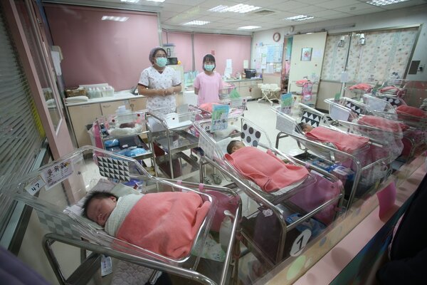 台灣社會調查所研究指出，台灣目前的總生育率為0.9，等於一位育齡女性生不到一名孩子。 聯合報系資料照