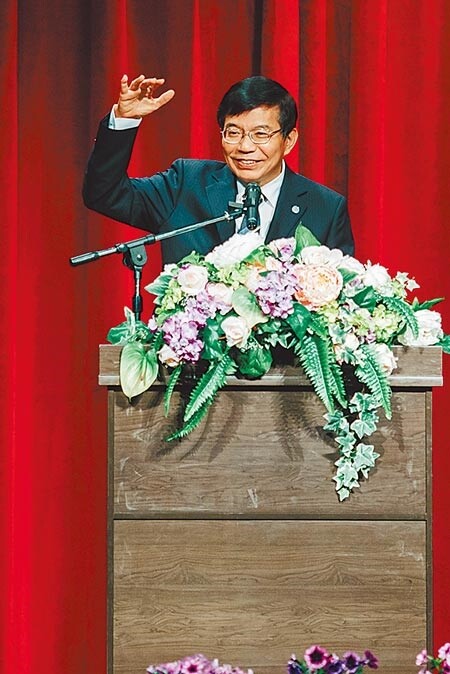 交通部20日舉行部長交接典禮,新任部長王國材(見圖)在致詞時表示,看到卸任部長林佳龍越來越輕鬆,充滿歡笑,他這邊責任卻越來越大,只能每天唱「囚鳥」。(郭吉銓攝)