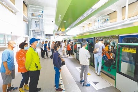 捷運綠線試營運順利,台中市長盧秀燕宣布,將於4月25日上午舉辦通車典禮,中午12時正式通車。(盧金足攝)