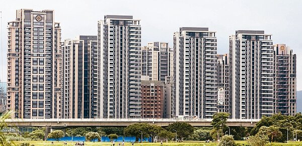 台灣社會調查所所長楊志良指出低薪、高房價、晚婚、托育問題都是造成低生育率的原因,不過財經專家胡采蘋卻認為若房價只能跌不能漲,才真的不會有人想買房,更不會想生小孩。 本報系資料庫