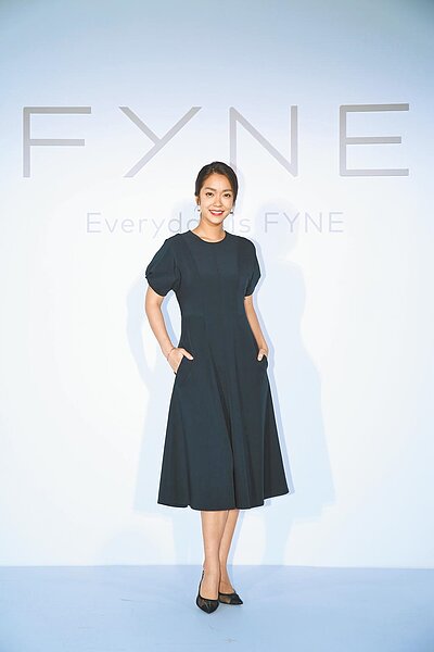 大霈為FYNE站台，自曝家中家具多為舊物改造。（FYNE提供）