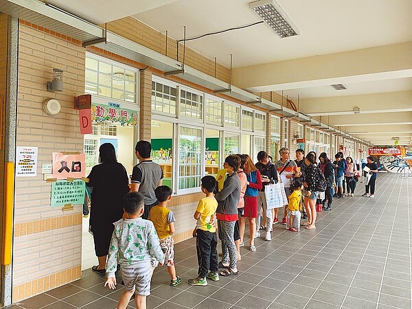 新北市近日公布下學年額滿學校名單,全市共21所學校滿額,創下歷年最多,圖為往年家長排隊登記額滿學校場景。(新北市教育局提供/許哲瑗新北傳真)
