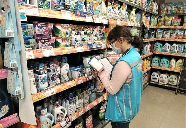經發局擴大辦理專案抽查洗衣膠囊,總計抽查114件,不合格率達20%。圖/新北市經發局提供