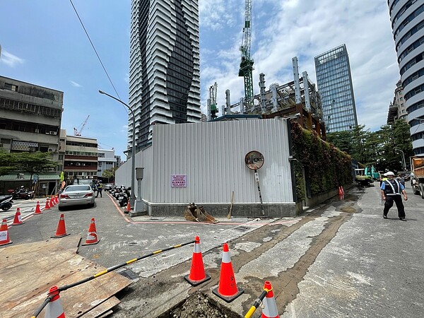 台中市政府要求震度超過4級地區之施工中建物,應交「安全證明書」。圖/台中市都發局提供
