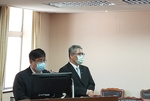 內政部次長花敬群(右)認為生育率與房價高有關聯,不過也跟職場環境、小孩養育環境等有關係,必須去重視及改善。圖/好房網News記者林和謙攝