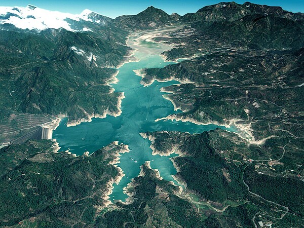 中央大學太空及遙測研究中心衛星立體測繪曾文水庫3D數值地表模型現今全景。圖/中央大學提供