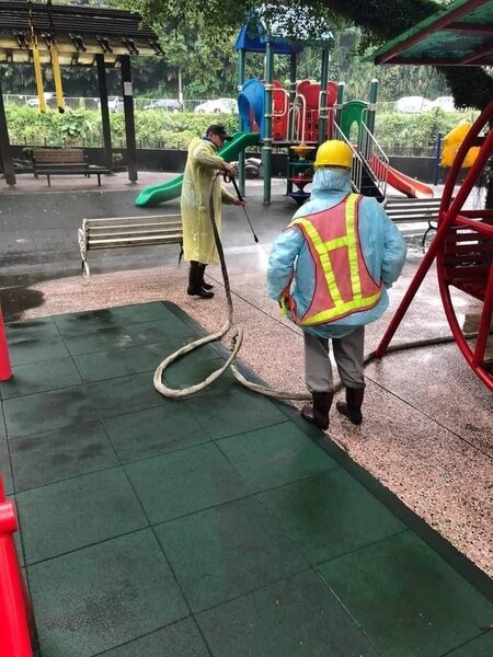 兒童遊戲區雨後地面青苔溼滑，沖洗得清潔溜溜。圖／里辦提供