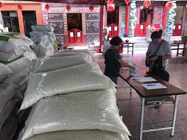 捐米最大宗的南青宮普渡年度捐贈1200斤平安米給中低收入戶清寒家庭。圖／里辦提供