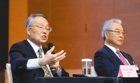 宏碁創辦人施振榮（左）發表演講，理事長許勝雄（右）一同出席三三會例會，對今年的經濟成長率一致看好。（王德為攝）