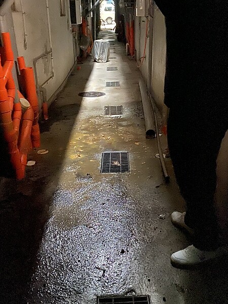 新北市中和區國光街112巷16弄、18弄去年完成汙水下水道接管工程,不過部分住戶不願意自費接管,原先私接的汙水管裸露在外,屎水、廢水從天而降,造成環境惡臭。圖/張維倩服務處提供