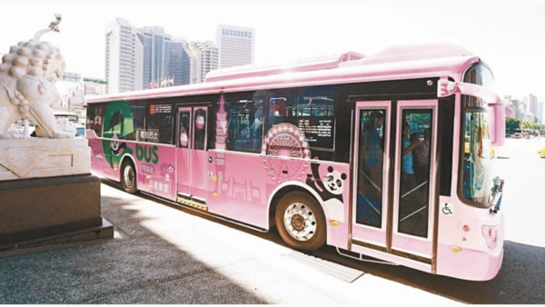 台北市去年發生公車門夾到人拖行意外。圖為示意，非當事公車。圖／聯合報系資料照