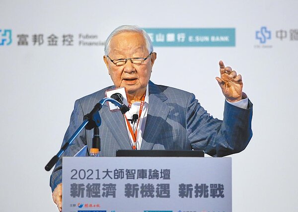 2021大師智庫論壇4月21日在台北國際會議中心舉行,台積電創辦人張忠謀發表演說指出,半導體是台灣的優勢、得來不易,呼籲政府、社會、台積電都要努力守住。圖/中新社