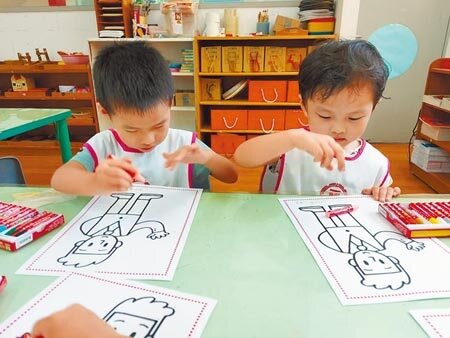 110學年度公立及非營利幼兒園招生將在月底開跑,教育部表示,目前已可提供約23萬個入學名額。圖為幼兒園學童上課畫面。(李侑珊攝)