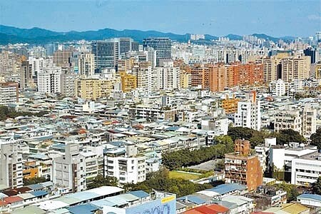 台北市政府囤房稅4版本昨併案至市議會法規委員會討論,多名議員對囤房稅實施後的房市消長數據存疑,要求市府補充相關資訊,決議5月5日再審。(黃婉婷攝)